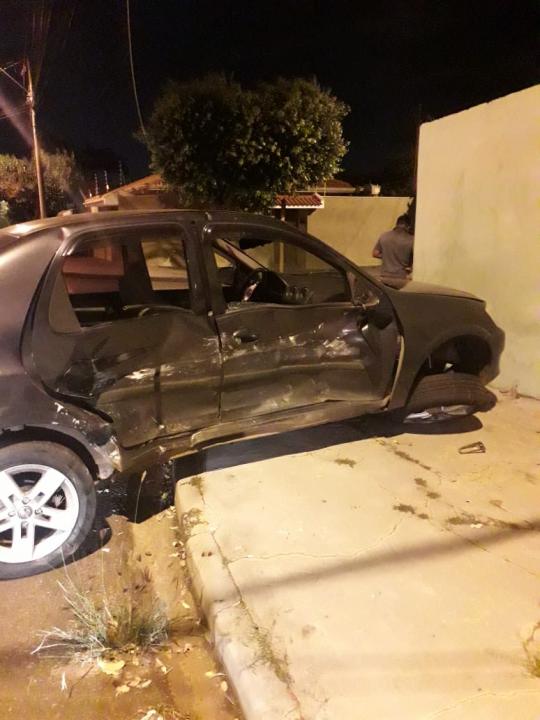 Foto 5 de 5 — Colisão no Jardim Martinez deixa carros arrebentados e motoristas feridos